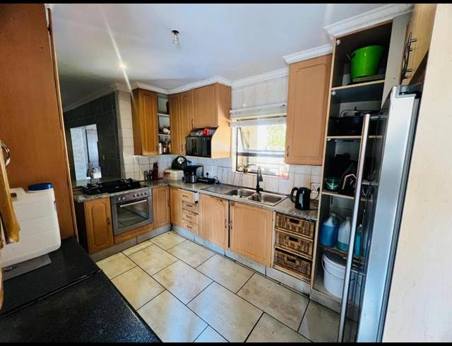 4 BEDROOM HOUSE FOR SALE IN KEMPTON PARK WEST